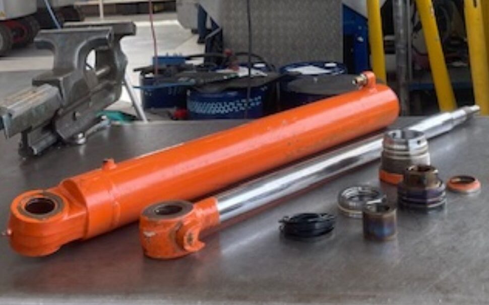 Cilinder reparatie voor een Hitachi kraan. Cilinder lekte olie.