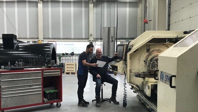 2 collega's achter de draaibank