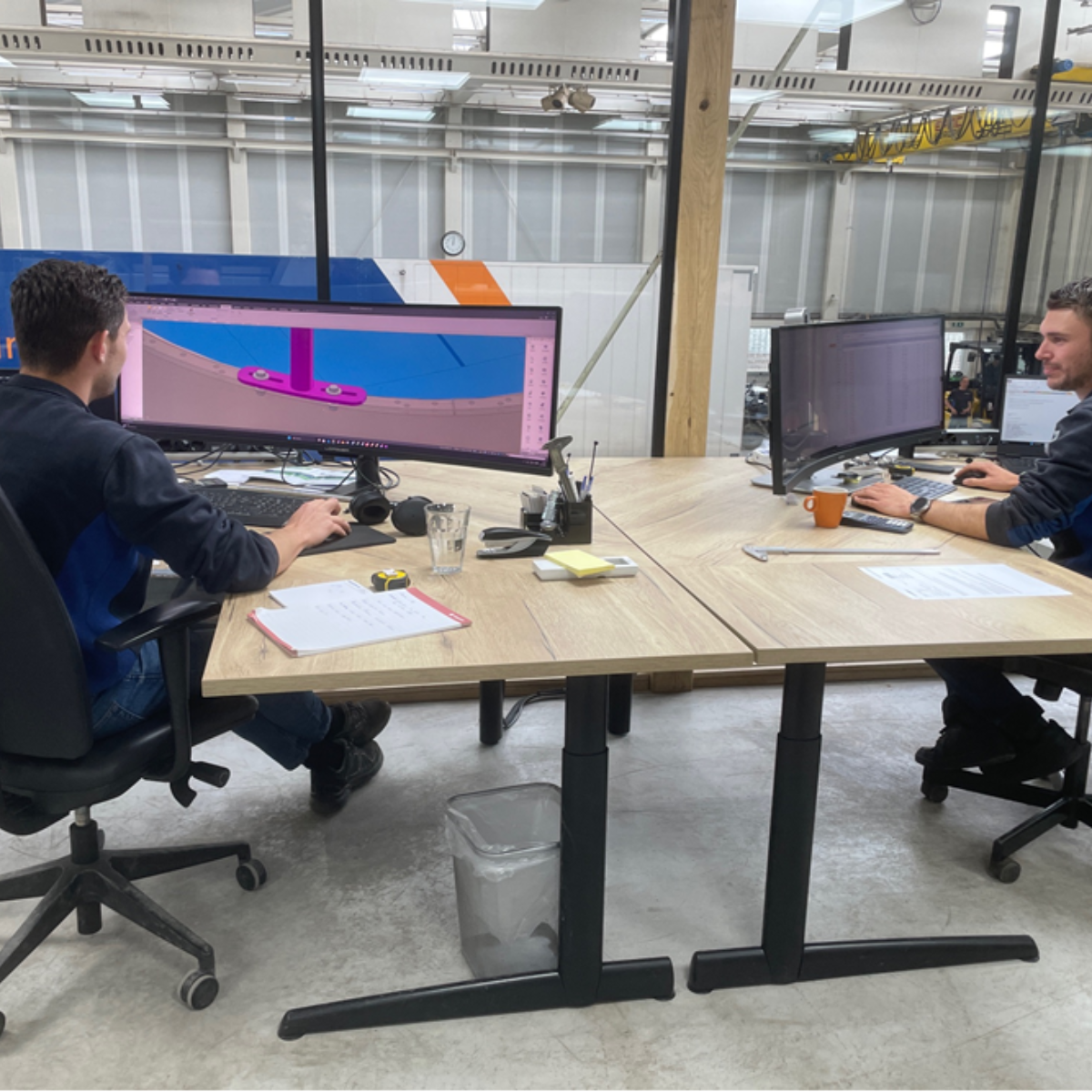 Engineers met uitzicht direct op de werkplaats