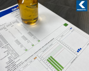 Oliemonster voor inspectie Oliemonster voor inspectie