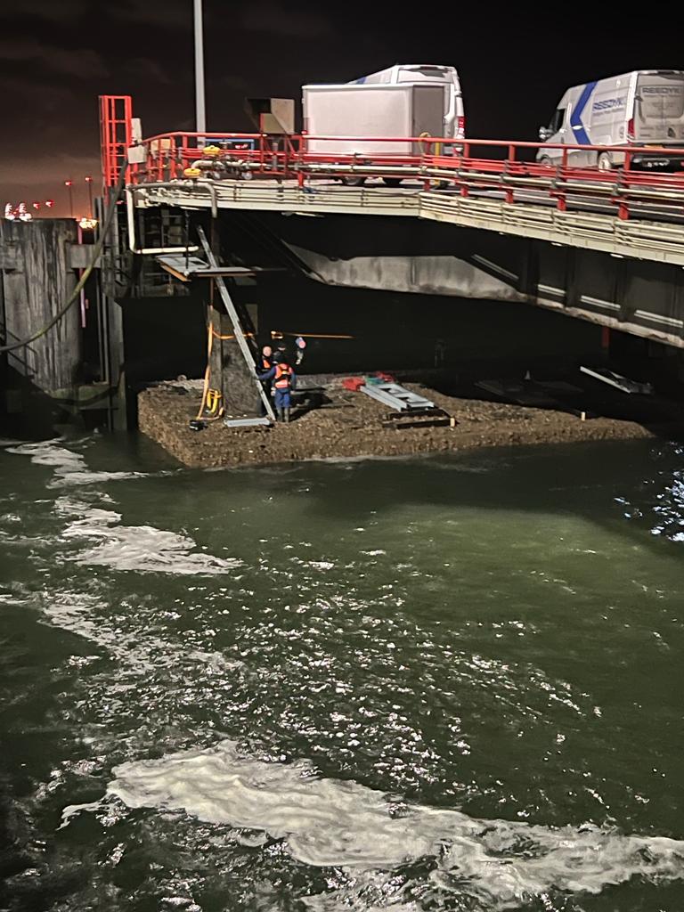 Werk aan onderkant steiger ivm aanpassingen hydraulische systeem