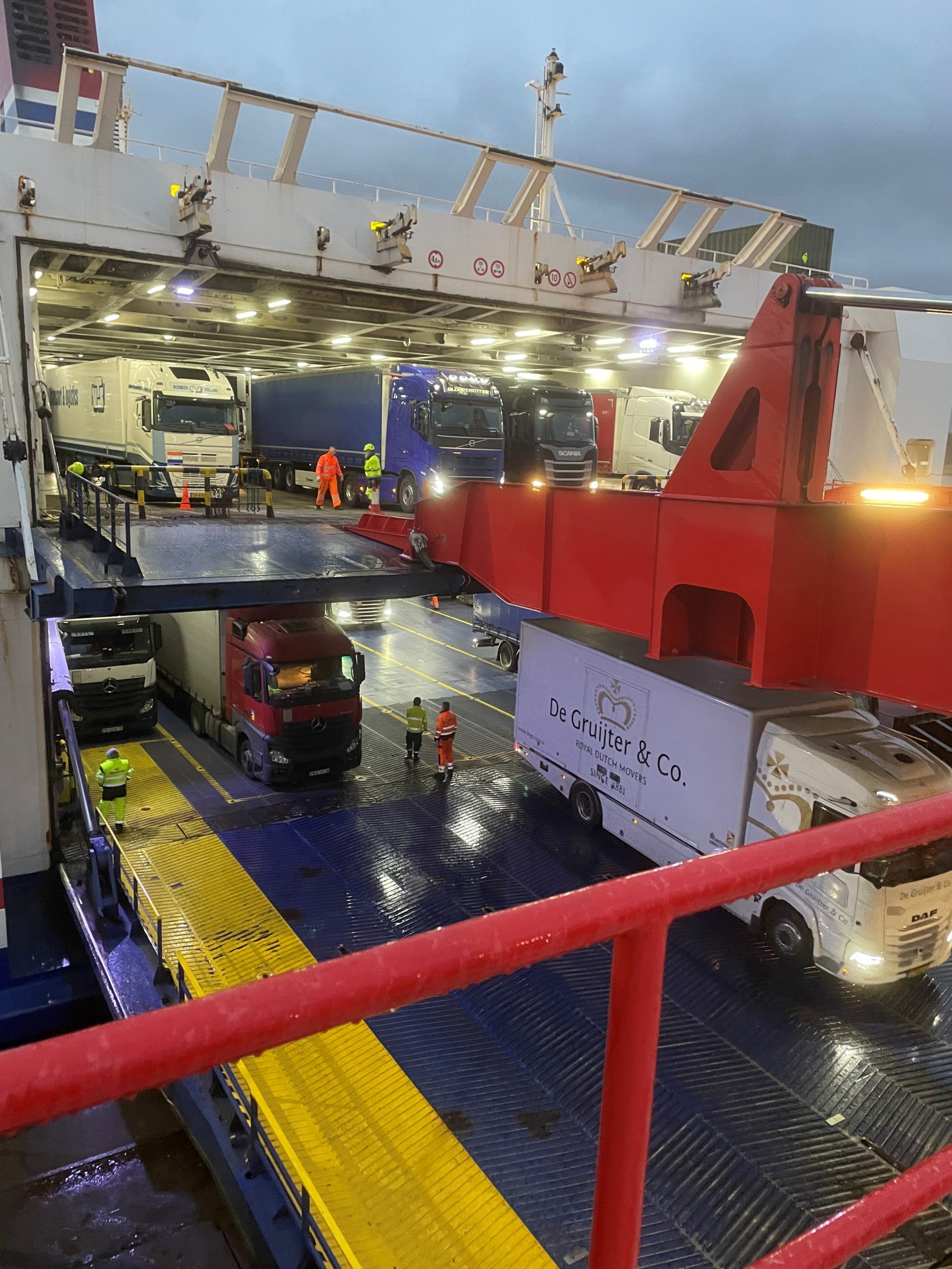 Vrachtwagens rijden over de linkspan de boot af 