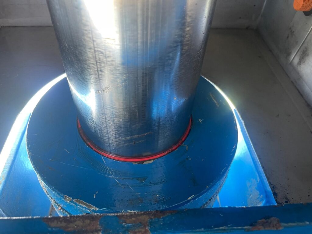 Beschadigde hydraulische cilinderstang met als gevolg externe lekkage Beschadigde hydraulische cilinderstang met als gevolg externe lekkage